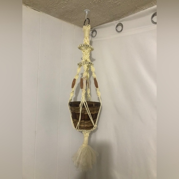 - Vintage Macrame Plant Pot Holder with Pot. - Picture 1 of 3